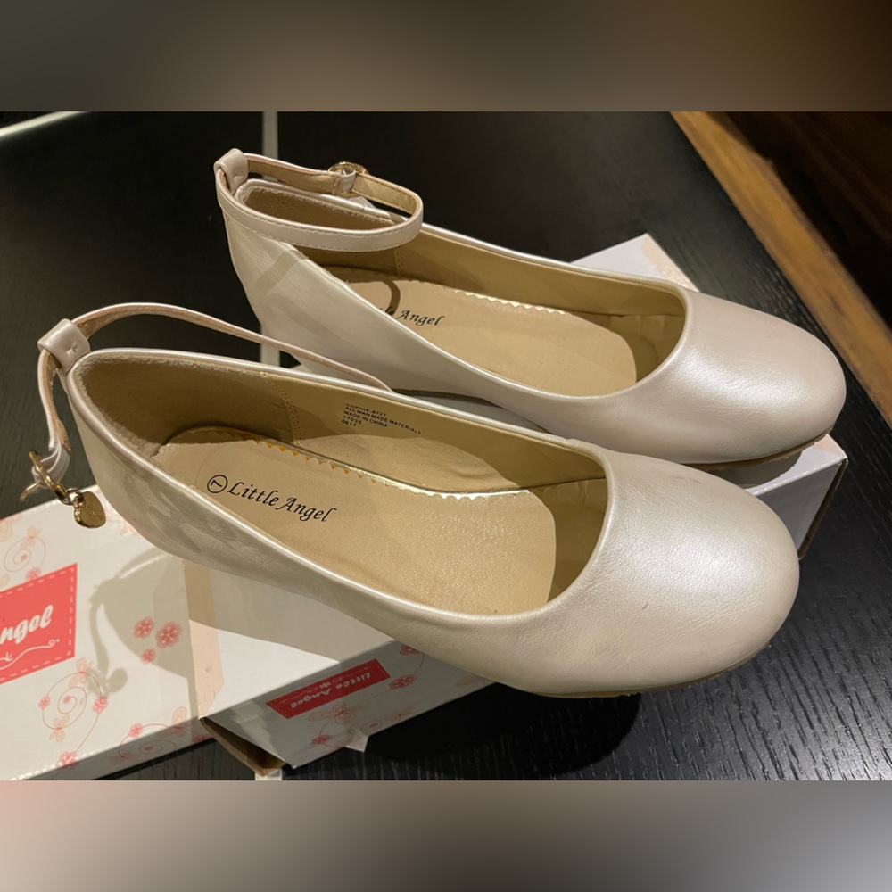 Girl’s Cream Ankle Strap Shoes (size 7, Junior)